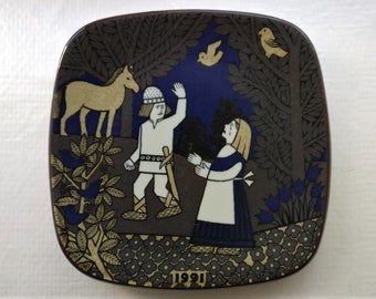 Years 1991, 1992, or 1993 KALEVALA Series Collectible One Wall Plate, Produced by Arabia Finland, Pattern by Raija Uosikkinen