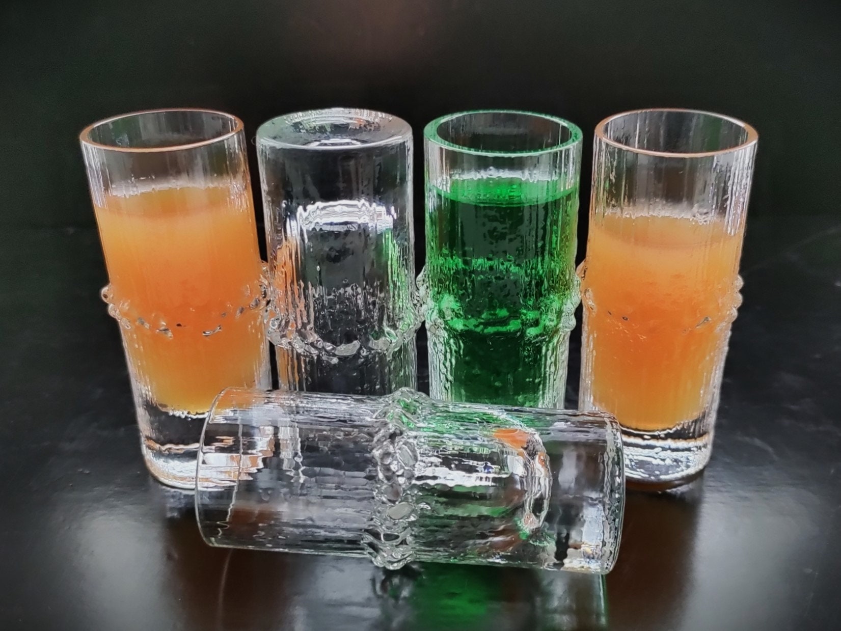 イッタラ：Tapio Wirkkala デザインの 4 つの NIVA ショットグラス