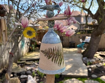 Regalo/Campanilla de viento/Campana de jardín/Decoración de jardín/Piedras de playa/Madera flotante/Hecho en Canadá/Campana de cerámica/Decoración rústica/Helecho/Día de la Madre