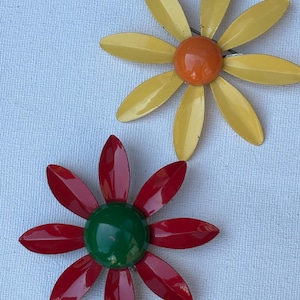Lot of 2 vintage metal enamel flower brooches - hippie flower power pins