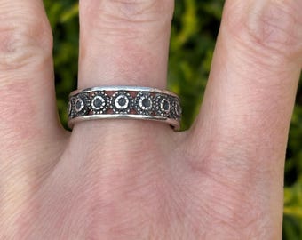Vintage sterling silver marked and tested decorative band - ring size 7 and 3/4