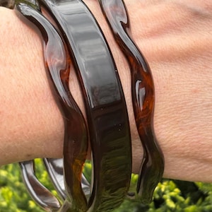 Vintage 3 piece lucite bangle set - beautiful rootbeer swirl look - estate find