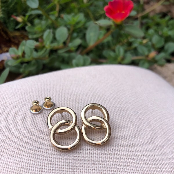 Vintage artistry by Amway interlocked gold tone rings earrings for pierced ears