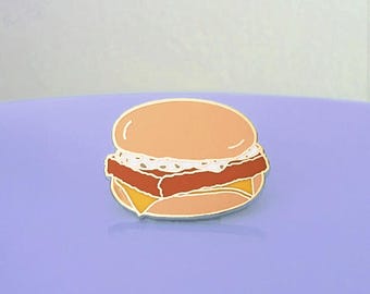 Broche d’émail de burger de poisson