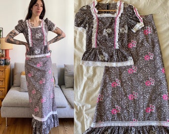 Vintage 1970s lace printed set with blouse and maxi skirt // Size XS