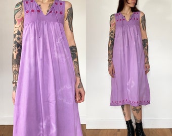 Vintage Indian cotton tie and dye embroidered lilac dress // Size S