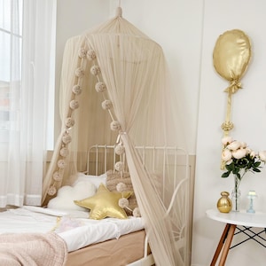 Dosel de cama de tul beige estilo bohemio, rincón de lectura infantil asequible, decoración sencilla para la habitación del bebé.