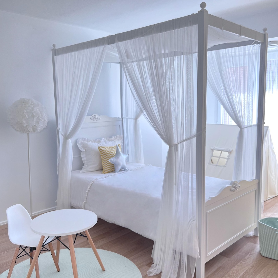 Elegant Twin Four Poster Bed Gallery