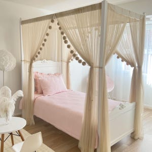 Baldacchino a baldacchino in tulle beige personalizzato per camerette di bambini piccoli, tende personalizzate per letto matrimoniale a baldacchino, regalo per l'arredamento delle camerette dei bambini.