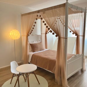 Cama con dosel color champán, cama con dosel, cama con dosel cuadrada, cama con dosel Montessori, cortinas para cama con dosel, cama con dosel individual