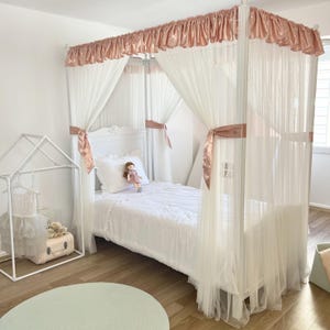 Benutzerdefinierte Himmelbett Betthimmel mit rosa Satin Rüschen, personalisierte Tüll Vorhänge für Kinderzimmer, elegantes Kleinkind Bett Dekor Geschenk für Mädchen