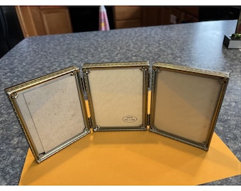 Vintage Gold Messing Tri Fold Bilderrahmen ~1950er Jahre?~ Hält 3 1/4 "x 4 1/4" Fotos