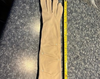 Preciosos guantes largos vintage de color beige. Bonitos pliegues y botones diminutos.