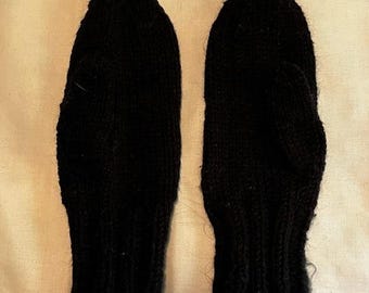 Svarta handstickade vantar