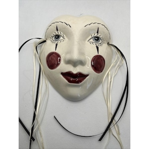 Máscara facial en forma de corazón para colgar en la pared, arte en arcilla, cerámica, 6x5.5 pulgadas