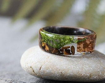 Anillo de resina de madera con musgo y ojo de tigre Anillo de corteza de cerezo salvaje Anillo de resina natural Anillo de piedras preciosas Anillo para hombre Joyería de bosque ecológica