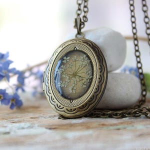 Oval Locket pendant photo Queen Anne&#39;s Lace resin necklace Picture frame pendant photo Frame Link Antiqued bronze Small Locket Pendant