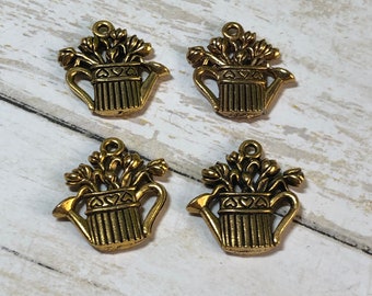 Regador dourado com flores e 4 pingentes.