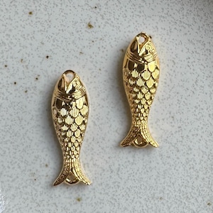 Goud gesneden visbedels – vintage Duitse harsbedels voor het maken van sieraden, nautisch thema oceaankust, sardinevis, 27 mm, 2 stuks