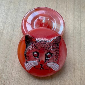 Vintage Cat Face Button – Marbled Red Czech Glass, Hand-Painted Detail, 22mm, Glass Shank