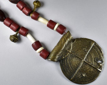 ガラスビーズと真鍮のナガ族のネックレス、ナガランド州、インド