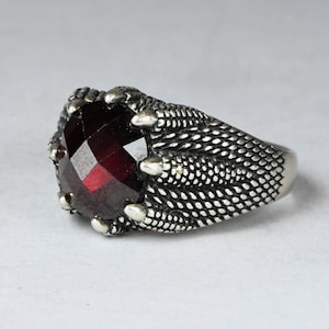 Ring aus Silber und facettiertem Granat