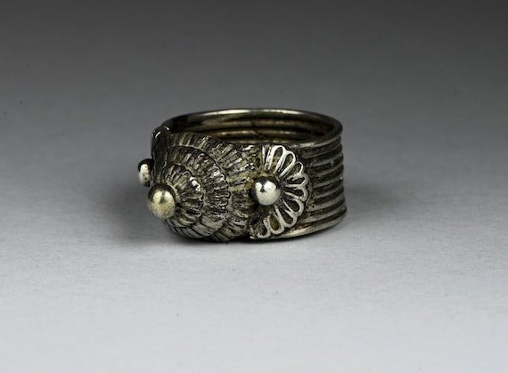 Antique solid silver ring - Golden triangle - image 2