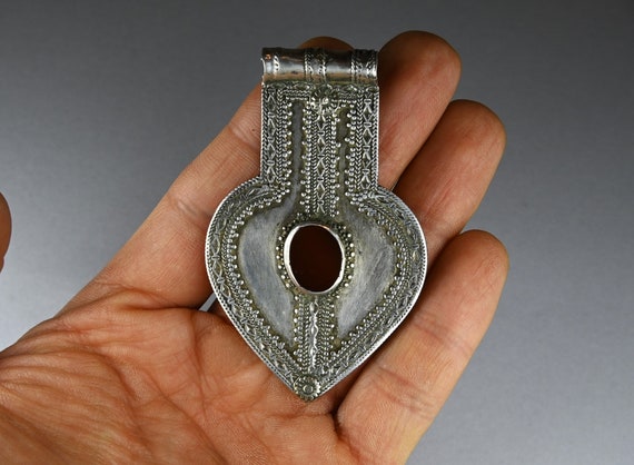 Antique silver and carnelian pendant - Turkmen je… - image 5