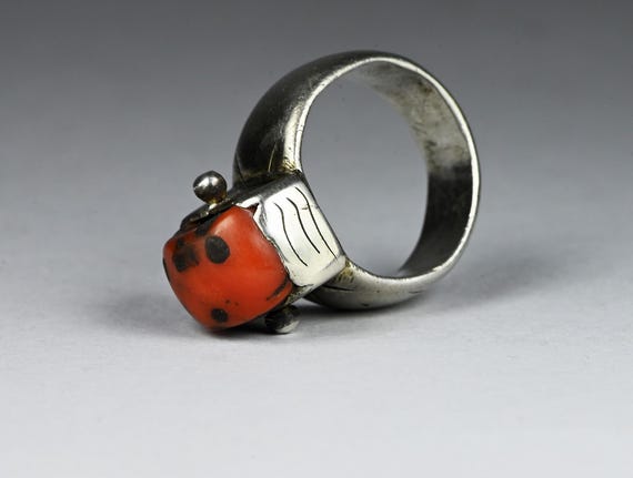 Antique solid silver ring with large coral bead - image 7