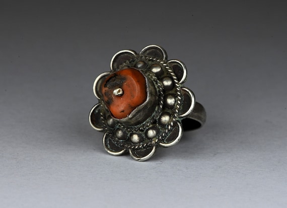 Bague Berbère Ancienne En Argent Massif Avec Corail Rouge - Bijou Traditionnel - Occasion