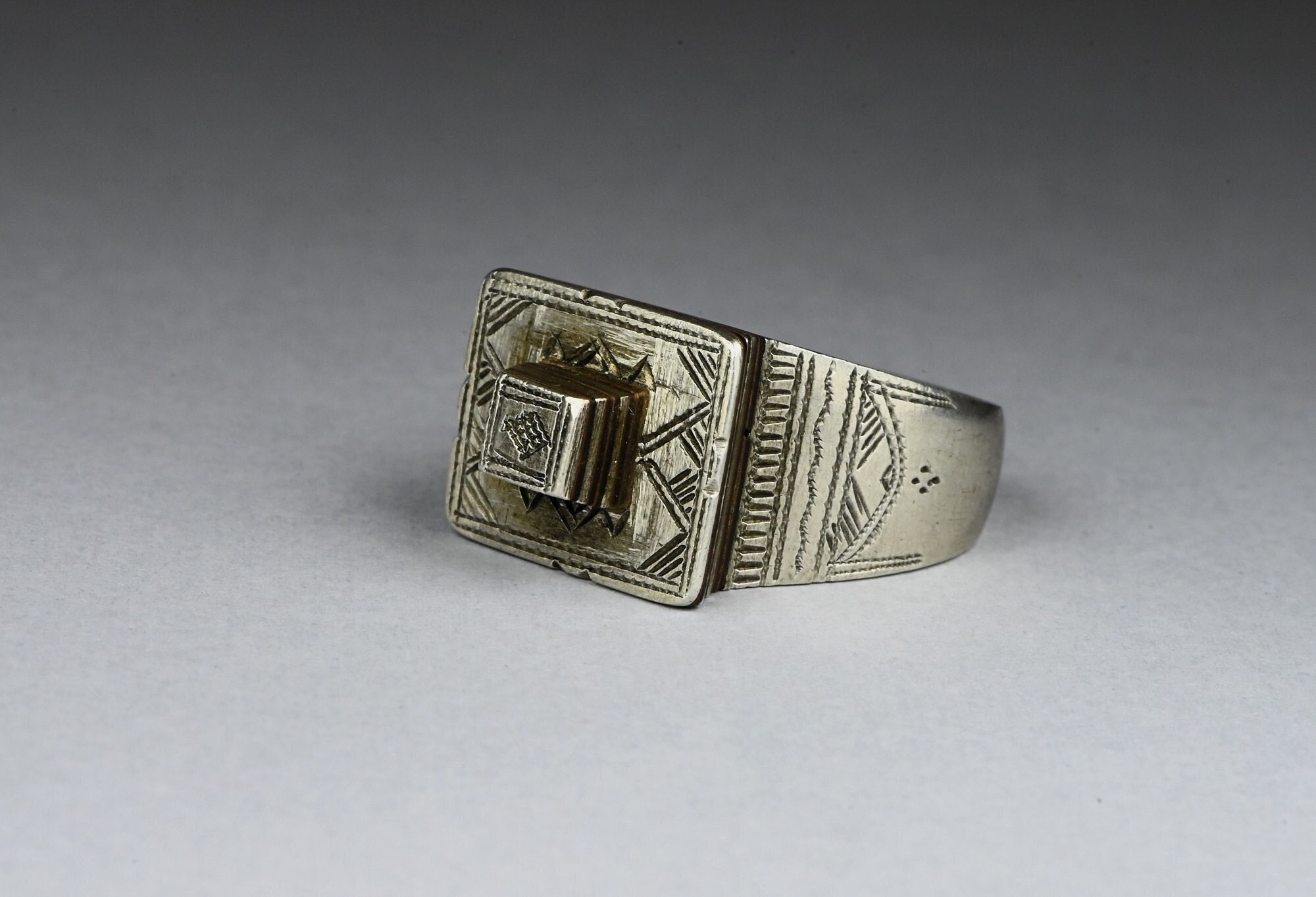 アクセサリー antique tuareg ring 13563 Large Old Tuareg Ring Silver Alloy Hair Jewelry Agadez