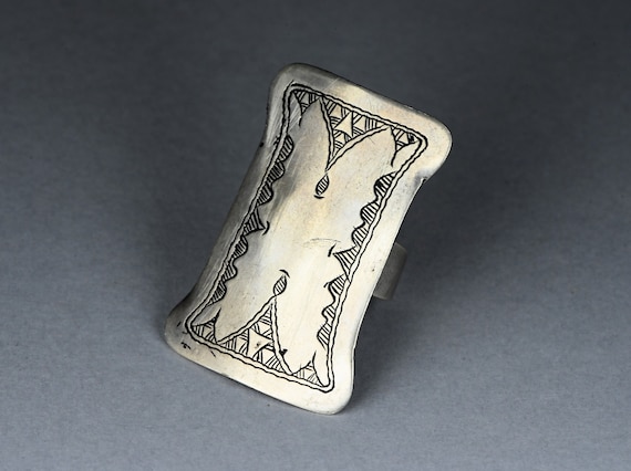 Engraved silver Tuareg ring - image 7