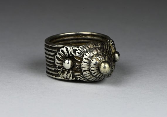 Antique solid silver ring - Golden triangle - image 1