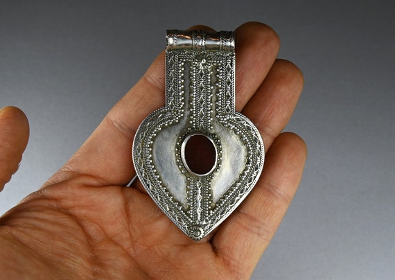 Antique silver and carnelian pendant - Turkmen je… - image 7