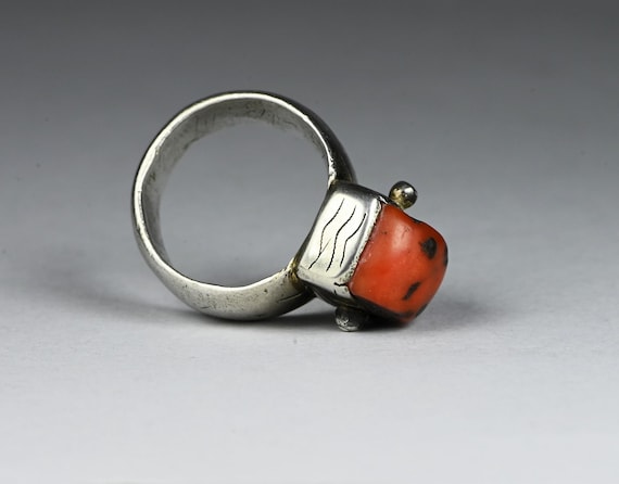 Antique solid silver ring with large coral bead - image 6
