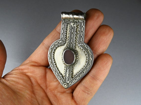 Antique silver and carnelian pendant - Turkmen je… - image 4