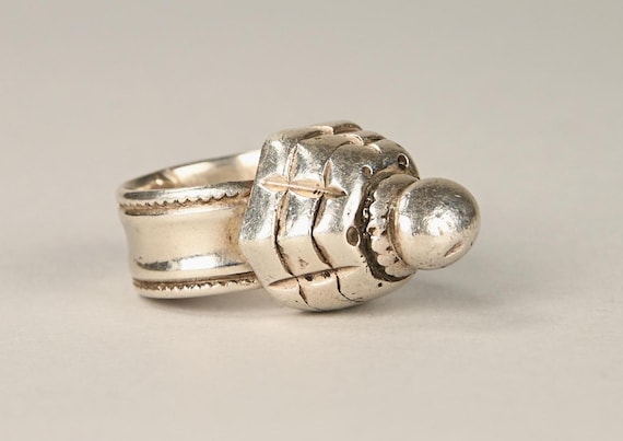 Antique heavy solid silver ring - image 2
