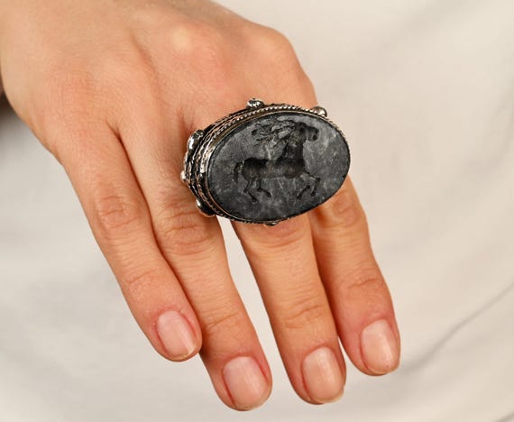 Large Antique Solid Silver Ring with Engraved Ant… - image 6