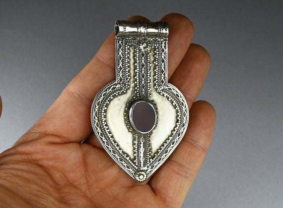 Antique silver and carnelian pendant - Turkmen je… - image 6
