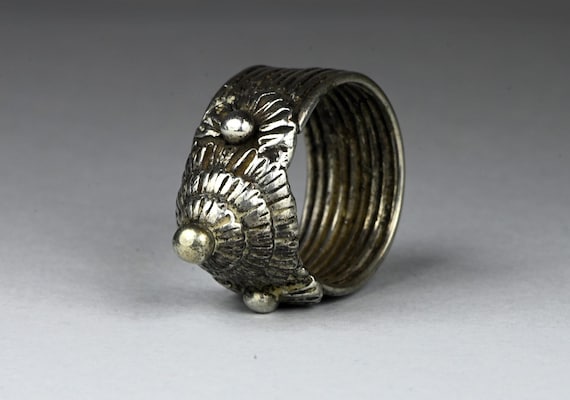 Antique solid silver ring - Golden triangle - image 9