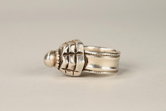 Antique heavy solid silver ring - image 4