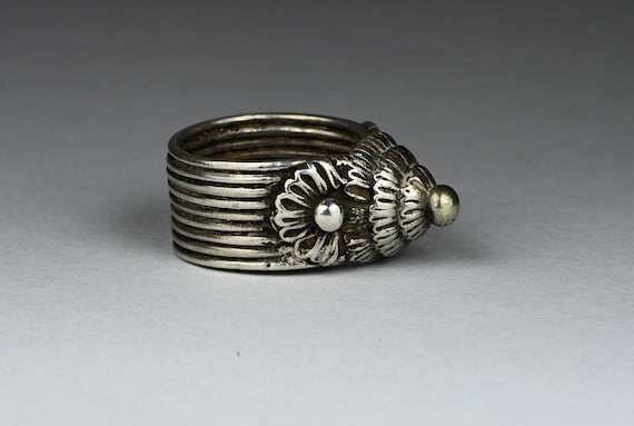 Antique solid silver ring - Golden triangle - image 5