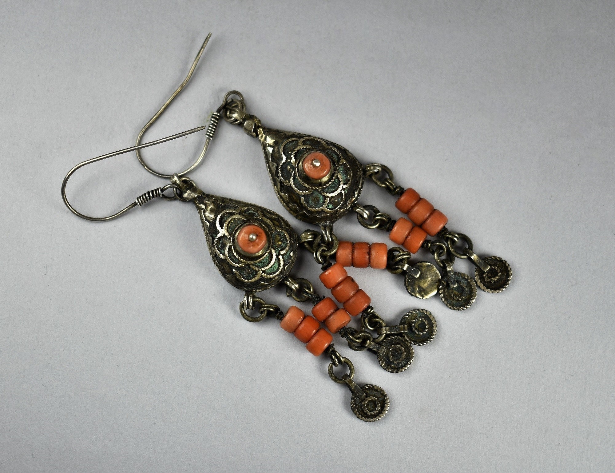 Boucles D'oreilles Pendantes Anciennes En Argent Massif Avec Corail Et Os Gravé - Occasion