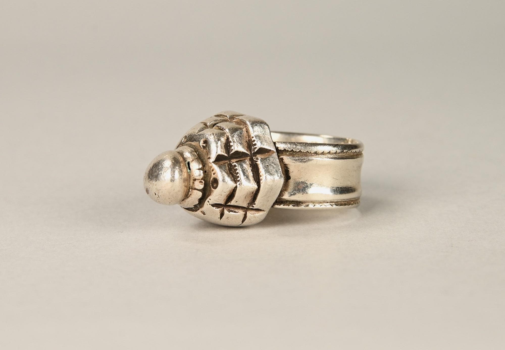 Bague Ancienne En Argent Massif - Style Traditionnel Antiquités - Occasion