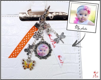 Butterfly keychain, cute bag charm with a flower cabochon to customize with your photo, a personalized keyring ideal as a mother’s day gift