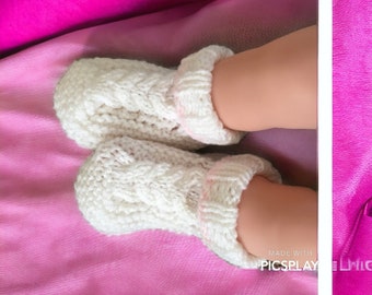 Baby booties with cable pattern