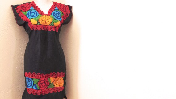 Pequeño vestido negro bordado mexicano de Chiapas Frida Kahlo - Etsy México Pequeño vestido negro bordado mexicano de Chiapas Frida Kahlo - Etsy México