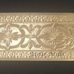Textura de metal artesanal con flores circulares de latón de 1" para laminador.