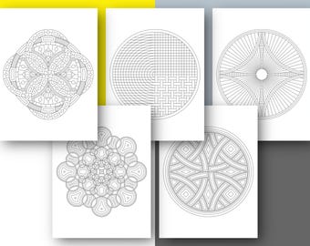 Op de afbeelding: Een verzameling van zes witte papieren vellen, elk met een uniek zwart-wit geometrisch ontwerp. De ontwerpen omvatten cirkelvormige en vierkante patronen, geschikt om in te kleuren of voor artistieke projecten. De vellen zijn geplaatst tegen een gele en grijze achtergrond.