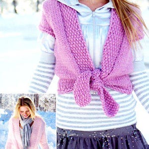 Può includere: Un cardigan avvolgente in maglia lilla legato in vita. Il cardigan è indossato sopra una felpa con cappuccio blu chiaro con zip e una camicia a maniche lunghe a righe grigie e bianche. L'outfit comprende una gonna blu scuro con paillettes.